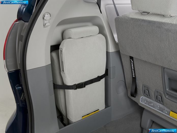 2011 Toyota Sienna - фотография 53 из 117