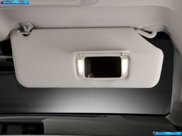 2011 Toyota Sienna - фотография 69 из 117