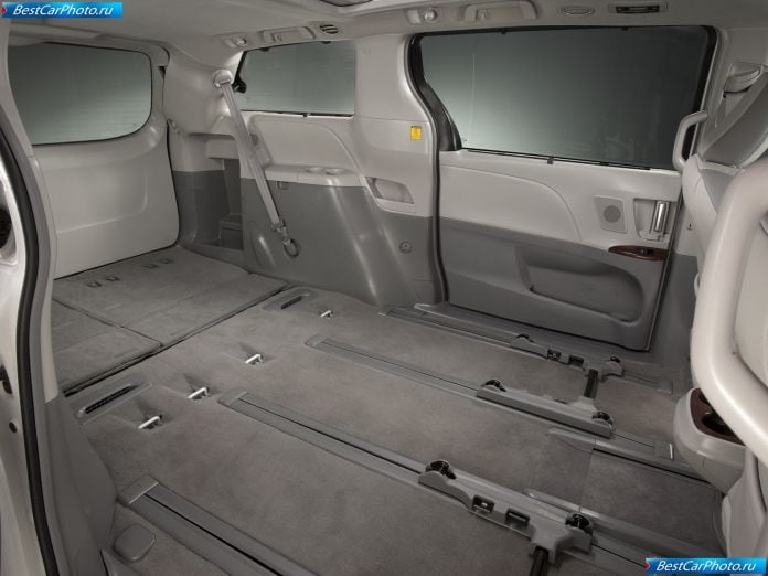 2011 Toyota Sienna - фотография 74 из 117