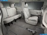 toyota_2011-sienna_1600x1200_077.jpg