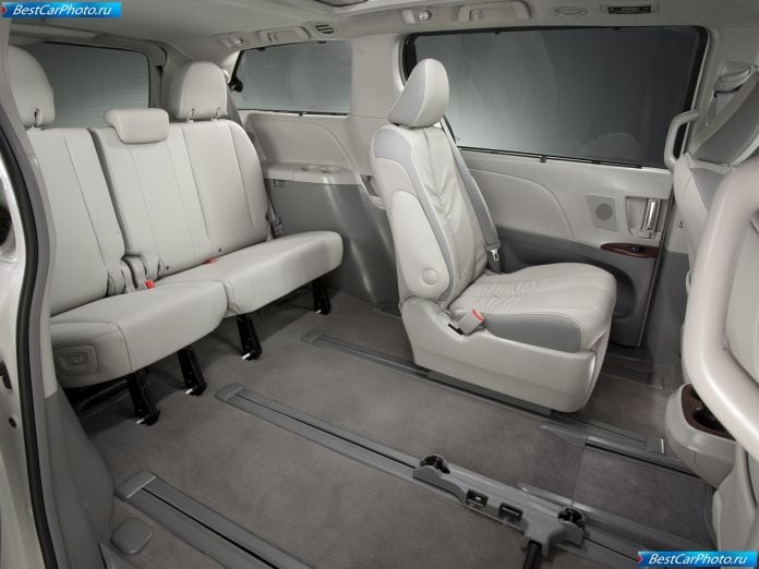 2011 Toyota Sienna - фотография 77 из 117