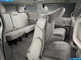 toyota_2011-sienna_1600x1200_078.jpg