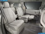 toyota_2011-sienna_1600x1200_081.jpg