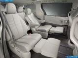 toyota_2011-sienna_1600x1200_084.jpg