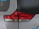 toyota_2011-sienna_1600x1200_105.jpg