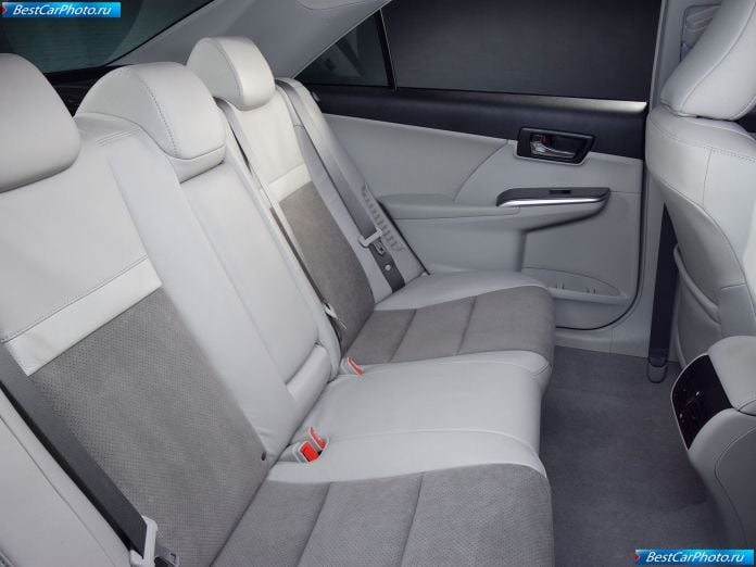 2012 Toyota Camry Hybrid - фотография 25 из 30