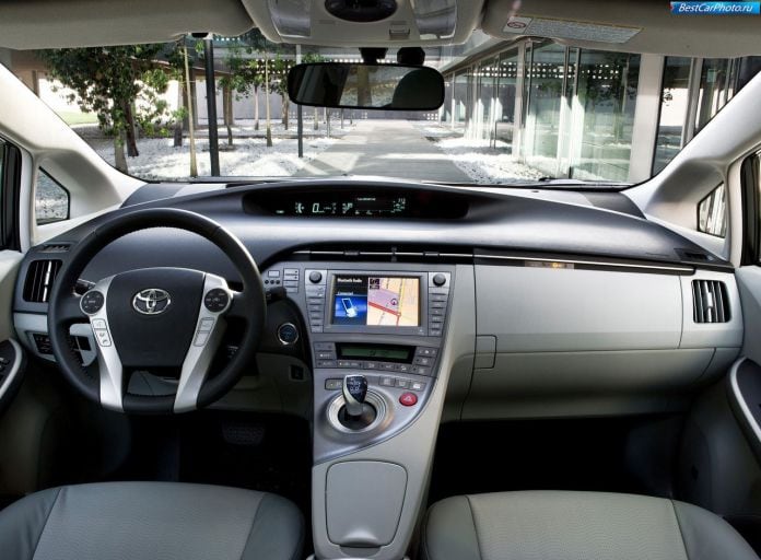 2012 Toyota Prius - фотография 9 из 14