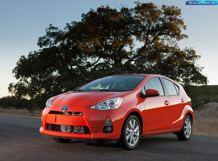 2012 Toyota Prius C - фотография 1 из 38