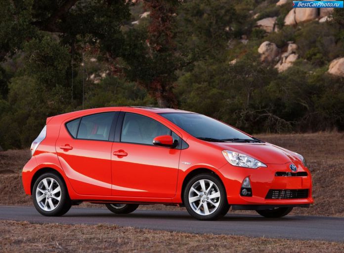 2012 Toyota Prius C - фотография 2 из 38