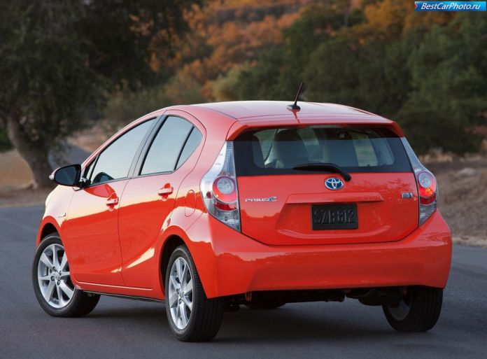 2012 Toyota Prius C - фотография 3 из 38