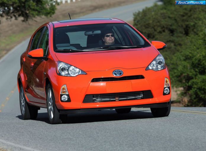 2012 Toyota Prius C - фотография 15 из 38