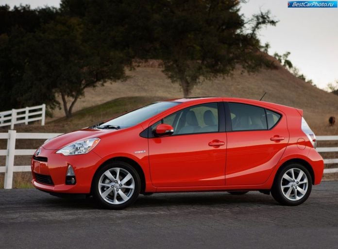 2012 Toyota Prius C - фотография 16 из 38