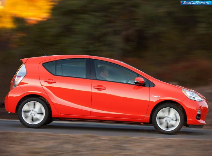 2012 Toyota Prius C - фотография 17 из 38