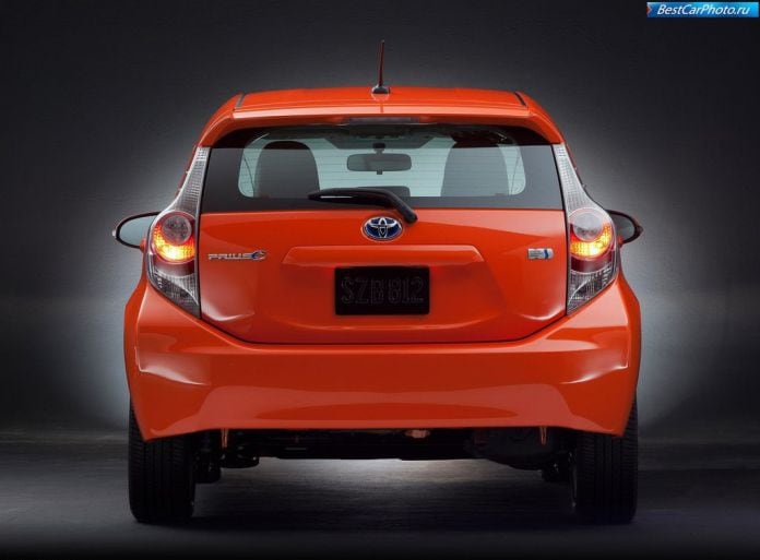 2012 Toyota Prius C - фотография 25 из 38