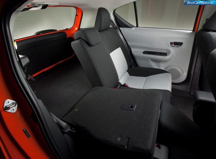 2012 Toyota Prius C - фотография 33 из 38