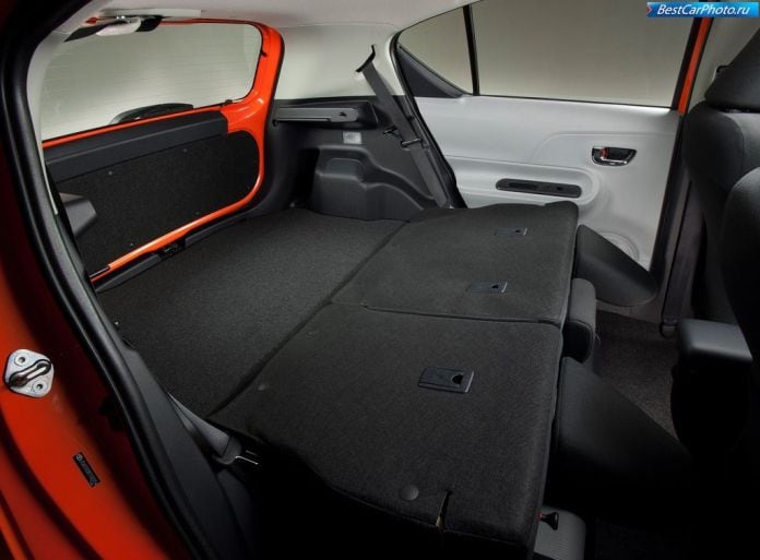 2012 Toyota Prius C - фотография 34 из 38