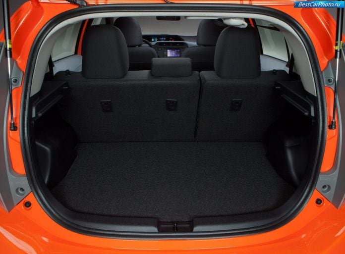 2012 Toyota Prius C - фотография 35 из 38