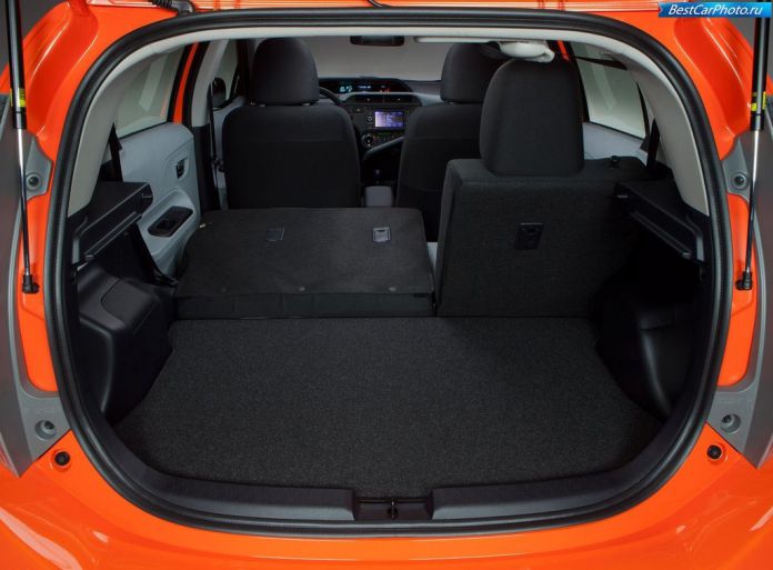 2012 Toyota Prius C - фотография 36 из 38