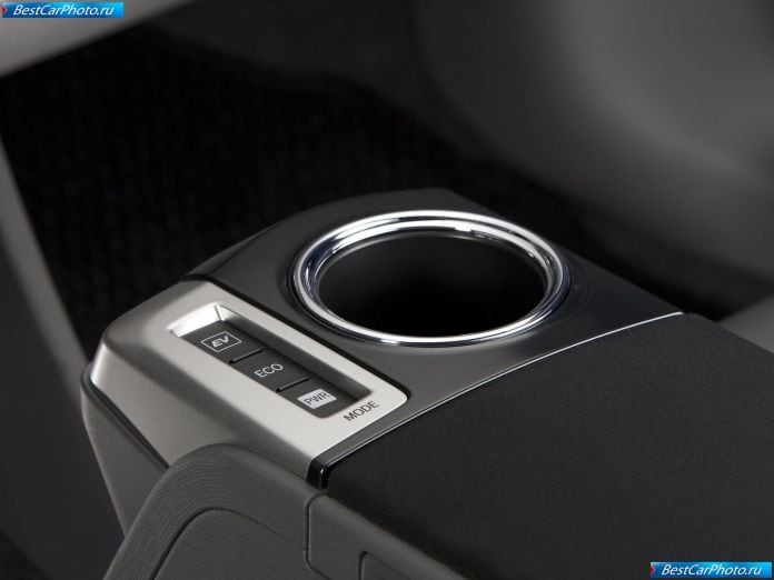 2012 Toyota Prius V - фотография 45 из 77