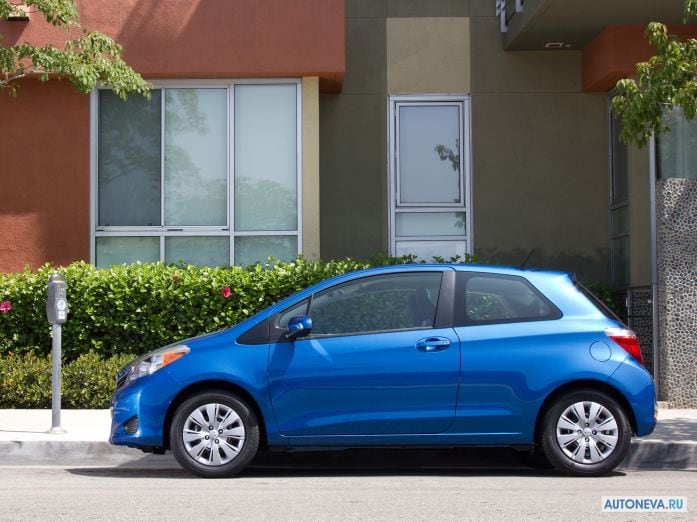 2012 Toyota Yaris 3D LE - фотография 11 из 20