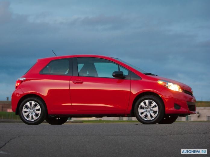 2012 Toyota Yaris 3D LE - фотография 12 из 20