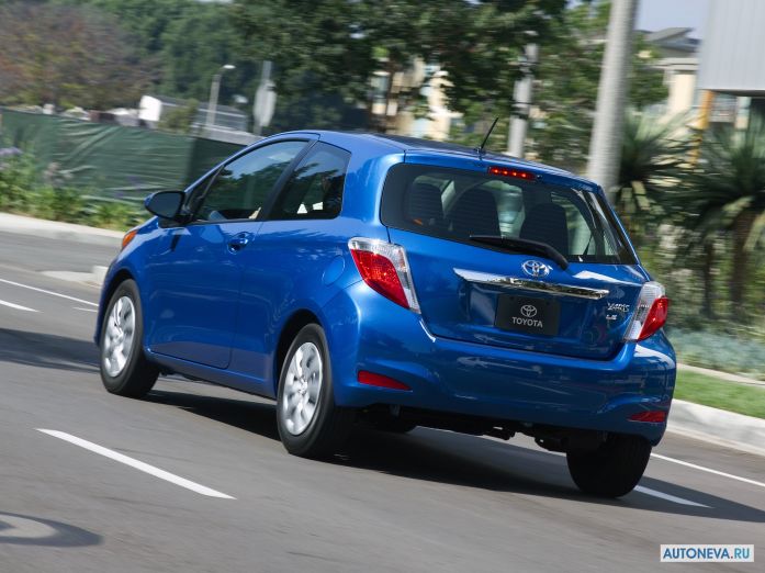 2012 Toyota Yaris 3D LE - фотография 13 из 20