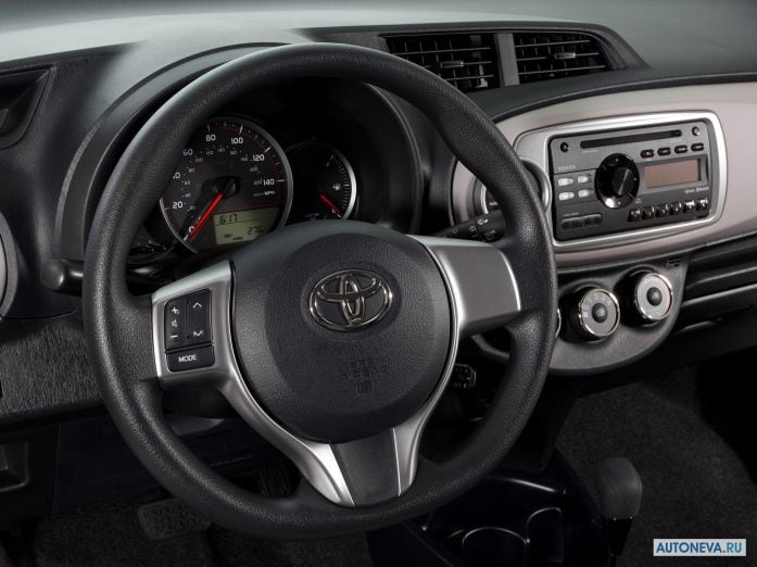 2012 Toyota Yaris 3D LE - фотография 15 из 20