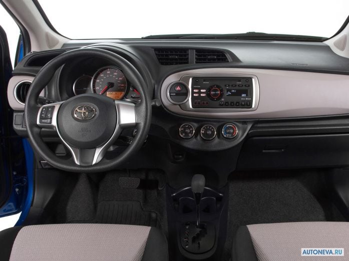 2012 Toyota Yaris 3D LE - фотография 16 из 20
