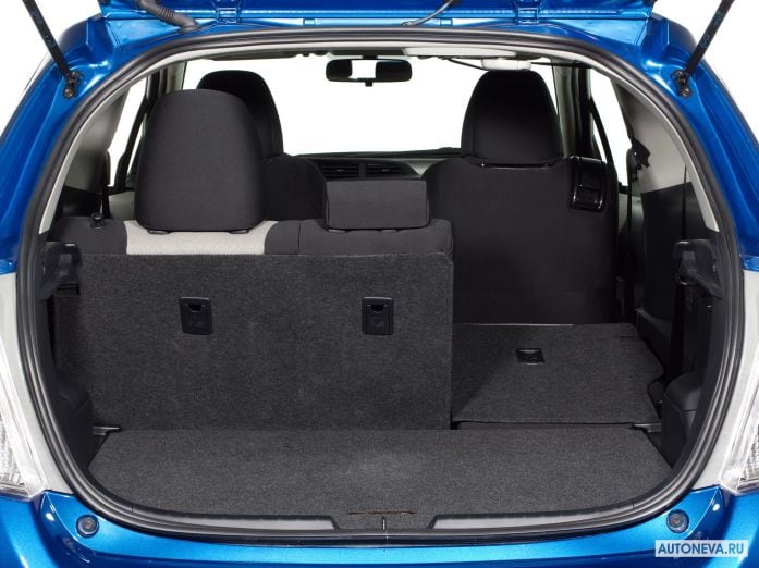 2012 Toyota Yaris 3D LE - фотография 18 из 20