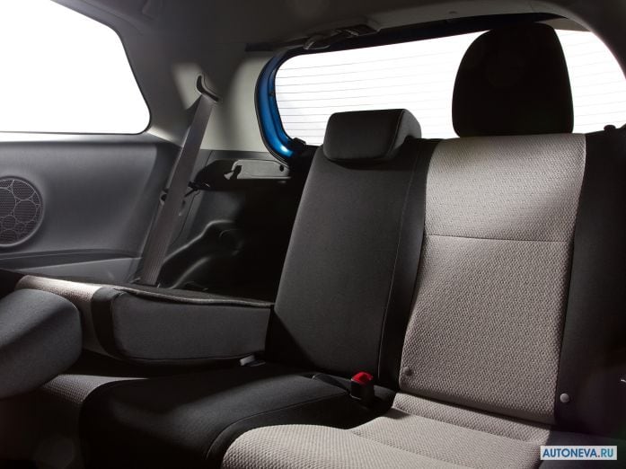 2012 Toyota Yaris 3D LE - фотография 19 из 20