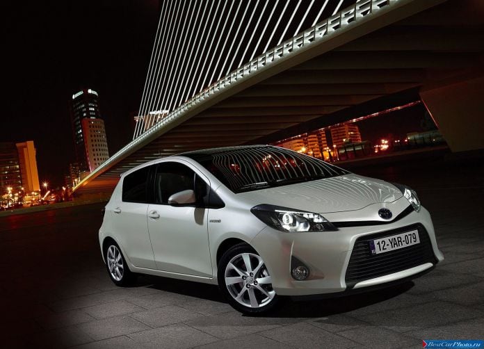 2013 Toyota Yaris Hybrid - фотография 1 из 67