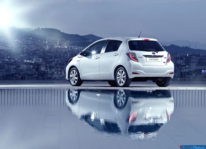 2013 Toyota Yaris Hybrid - фотография 3 из 67