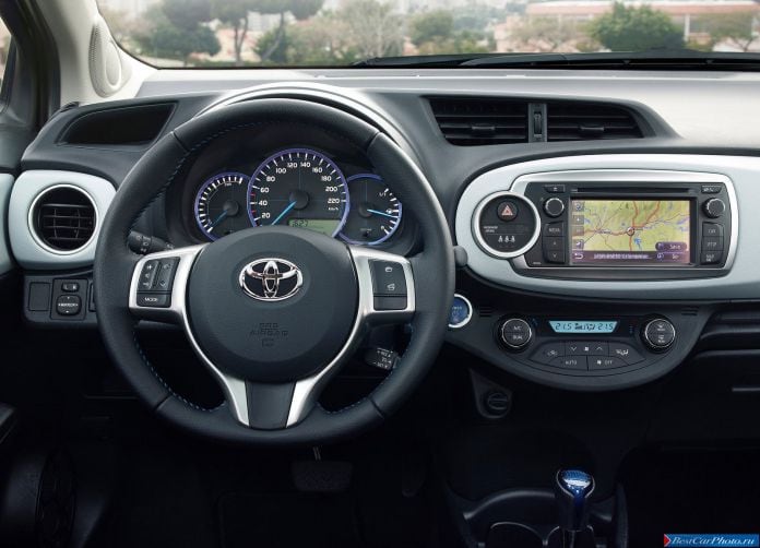 2013 Toyota Yaris Hybrid - фотография 6 из 67
