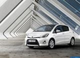 toyota_2013-yaris_hybrid_1600x1200_008.jpg