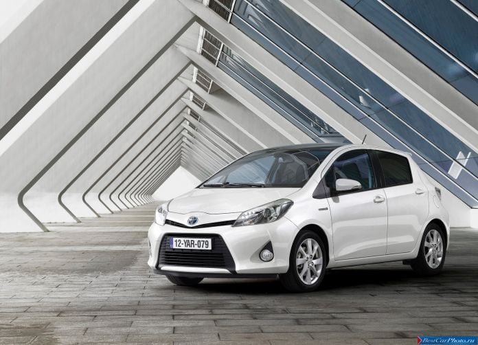 2013 Toyota Yaris Hybrid - фотография 8 из 67