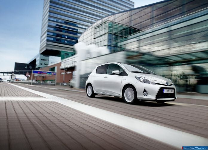 2013 Toyota Yaris Hybrid - фотография 13 из 67