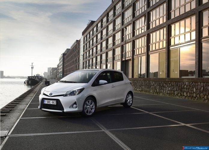 2013 Toyota Yaris Hybrid - фотография 15 из 67