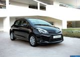 toyota_2013-yaris_hybrid_1600x1200_018.jpg