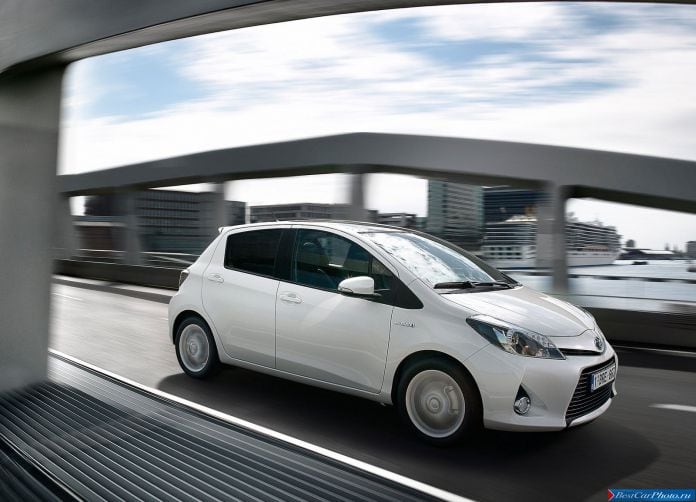 2013 Toyota Yaris Hybrid - фотография 26 из 67