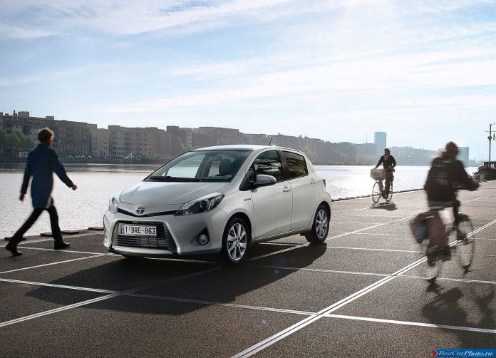 2013 Toyota Yaris Hybrid - фотография 27 из 67