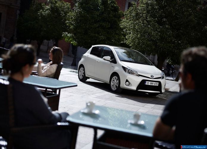 2013 Toyota Yaris Hybrid - фотография 28 из 67