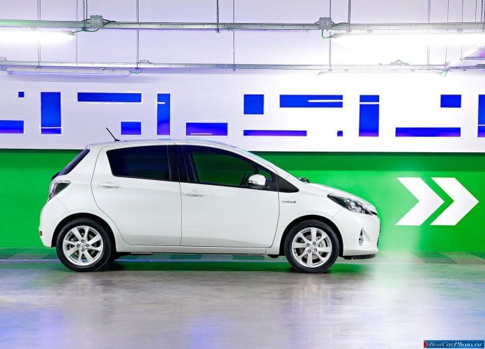 2013 Toyota Yaris Hybrid - фотография 32 из 67