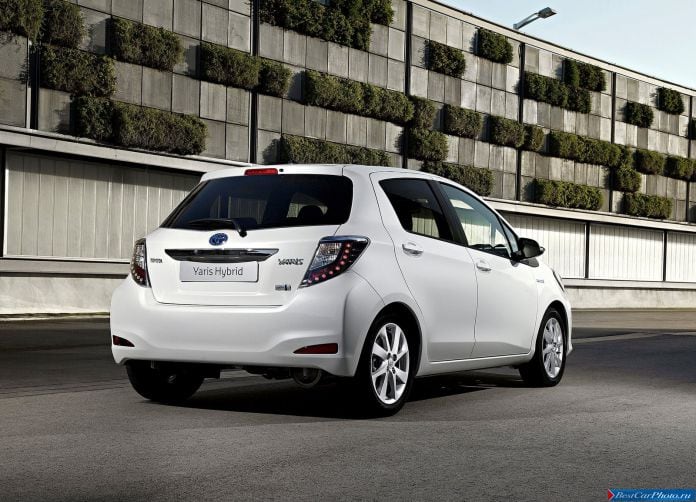 2013 Toyota Yaris Hybrid - фотография 36 из 67