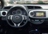toyota_2013-yaris_hybrid_1600x1200_047.jpg