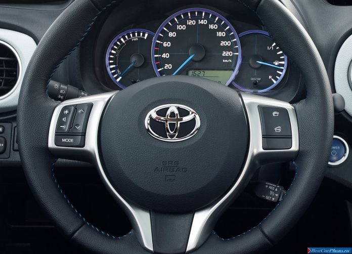 2013 Toyota Yaris Hybrid - фотография 53 из 67
