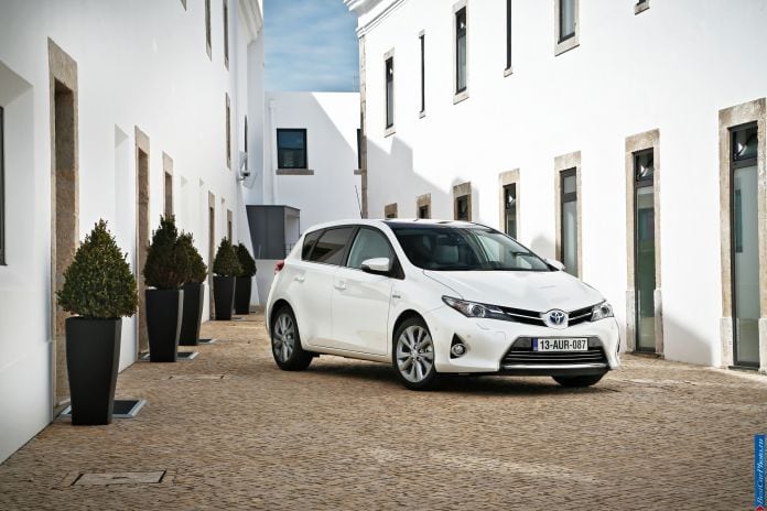 2013 Toyota Auris - фотография 1 из 77