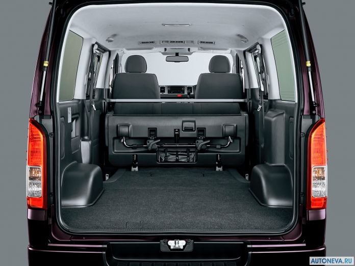 2013 Toyota HiAce - фотография 12 из 12