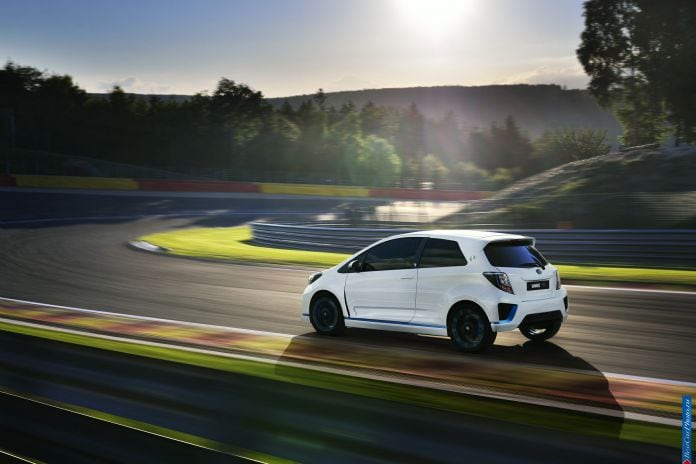 2013 Toyota Yaris Hybrid-R Concept - фотография 3 из 21