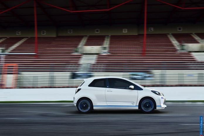 2013 Toyota Yaris Hybrid-R Concept - фотография 4 из 21