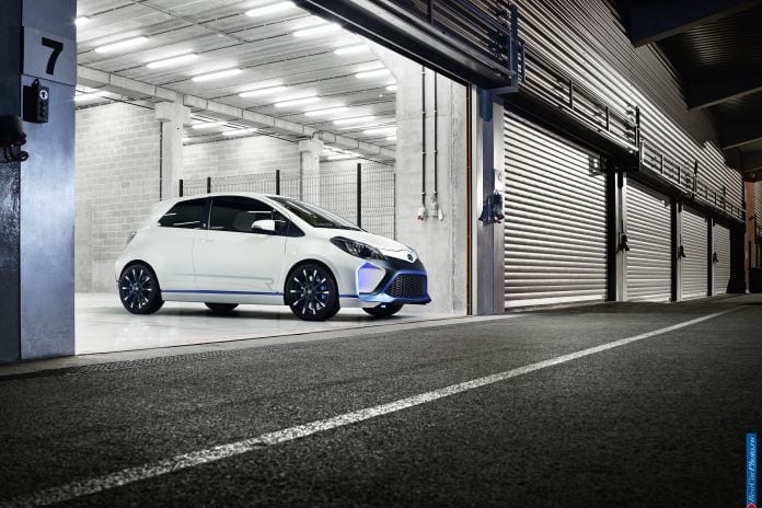 2013 Toyota Yaris Hybrid-R Concept - фотография 7 из 21